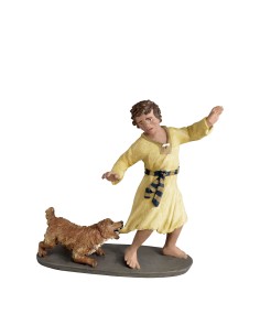 Niño con perrito mordiéndole la ropa