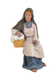 Anciana sentada con cesto de ropa. Fabricado en pasta cerámica Italiana