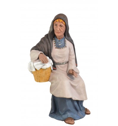 Anciana sentada con cesto de ropa. Fabricado en pasta cerámica Italiana