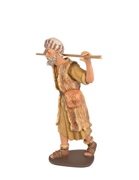 24032 Pastor con vara sobre hombros. Fabricado en pasta cerámica Italiana.