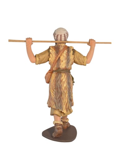 24032 Pastor con vara sobre hombros. Fabricado en pasta cerámica Italiana.