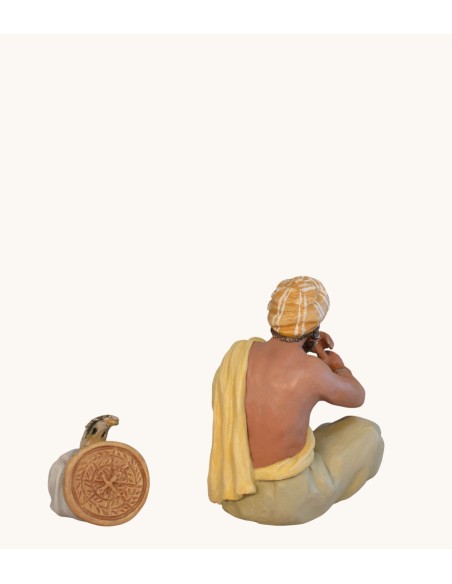 14112 Flautista con cesta serpiente. Fabricado en pasta cerámica Italiana.