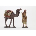Grupo camellero y camello pie cargado