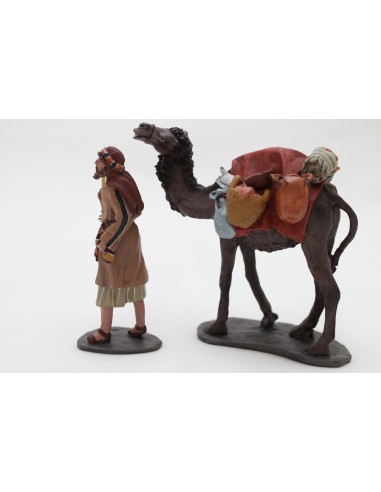 11031 Grupo camellero y camello pie cargado. fabricado en pasta cerámica Italiana.