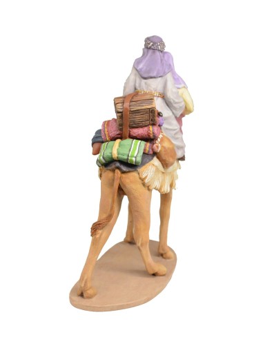 Pastor y pastora a camello con carga