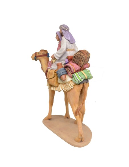 Pastor y pastora a camello con carga