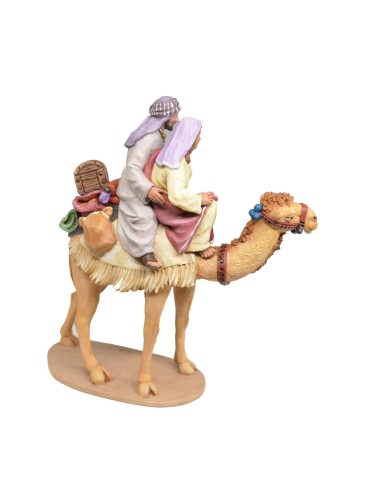 Pastor y pastora a camello con carga