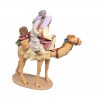 Pastor y pastora a camello con carga