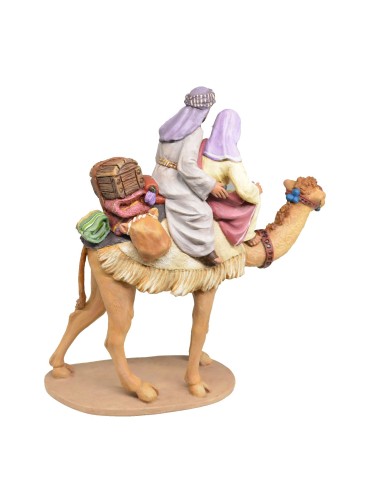 Pastor y pastora a camello con carga