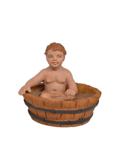 Niño sentado en barreño bañándose