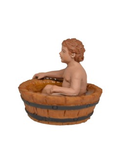 Niño sentado en barreño bañándose 2