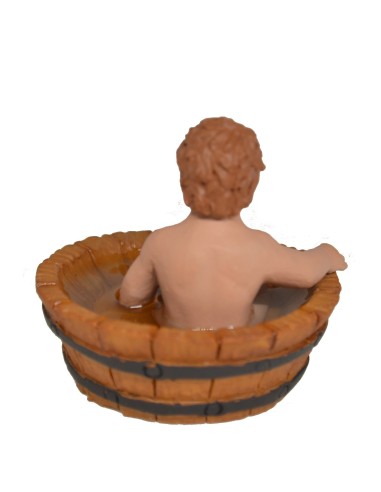 Niño sentado en barreño bañándose