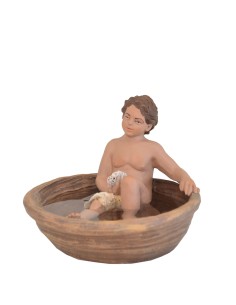Niño bañándose en barreño