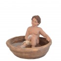 Niño bañándose en barreño - Fabricado en pasta cerámica Italiana.