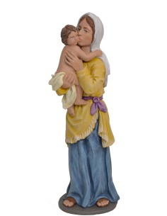 Pastora besando niño en brazos