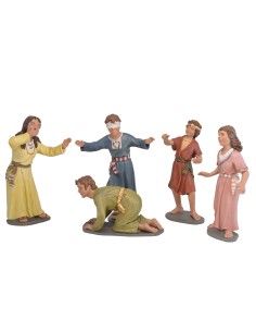 Grupo niños jugando a la gallina ciega