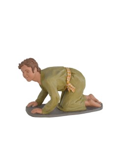 Niño arrodillado